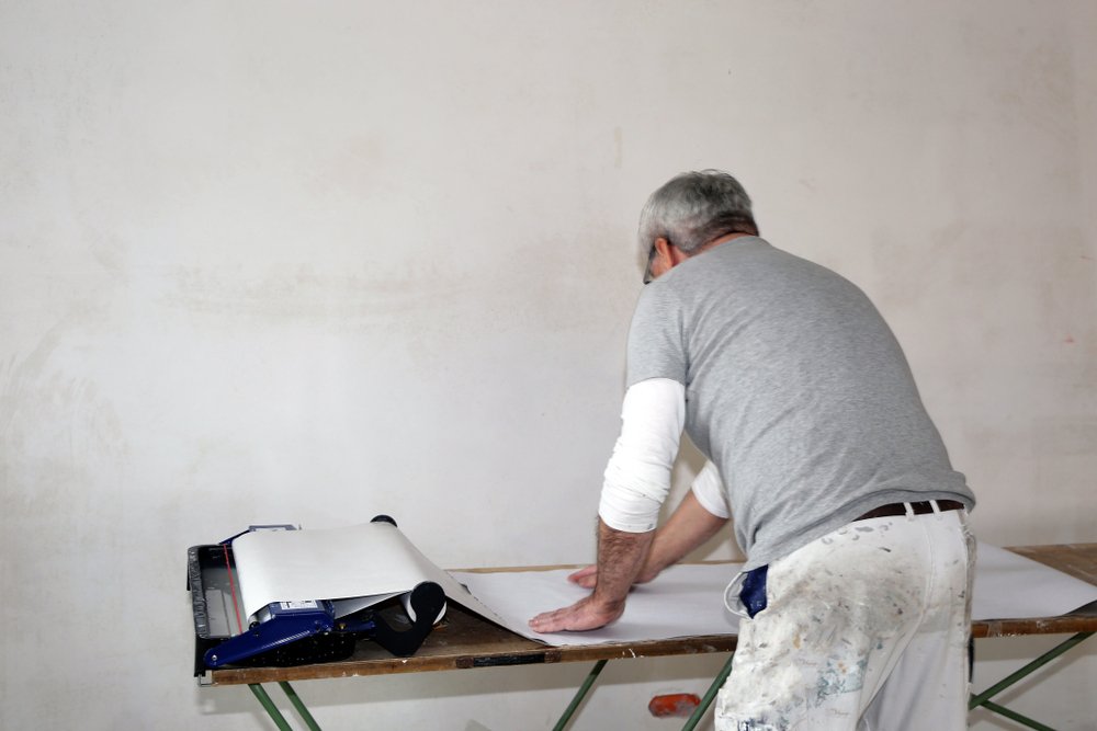 Renovlies aanbrengen in Haarlem. Ontdek de materialen en beste techniek om te behangen met renovlies behang.